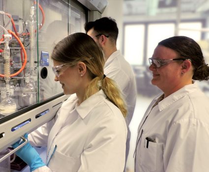 auszubildende-chemielaborant-2 Taros bildet seine eigenen Chemielaboranten in Kooperation mit der TU Dortmund aus