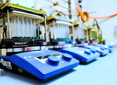 Parallel chemistry and combinatorial chemistry for compound libraries and high throughput experimentation