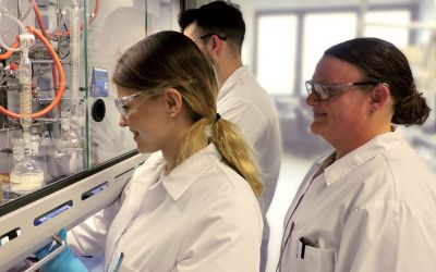 auszubildende-chemielaborant-2 Taros bildet seine eigenen Chemielaboranten in Kooperation mit der TU Dortmund aus