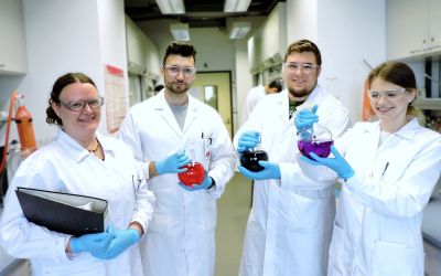 auszubildende-chemielaborant Taros bildet seine eigenen Chemielaboranten in Kooperation mit der TU Dortmund aus