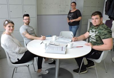 auszubildende-büro Taros bildet aus