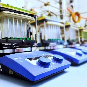 Parallel chemistry and combinatorial chemistry for compound libraries and high throughput experimentation